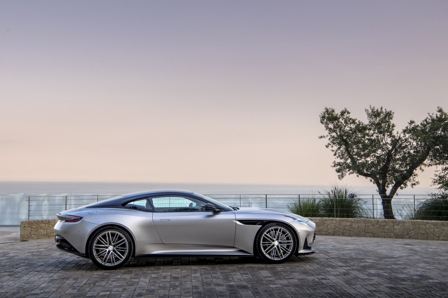 Aston Martin Db12 photo 128