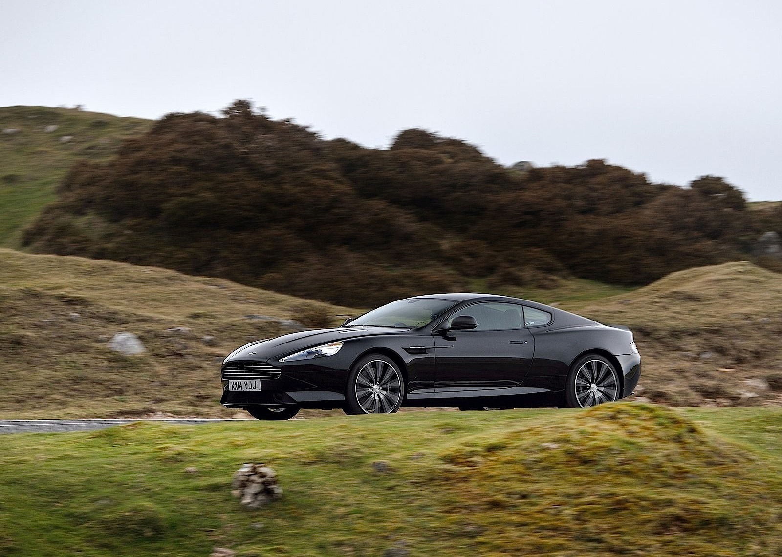 Aston Martin Db9 photo 2