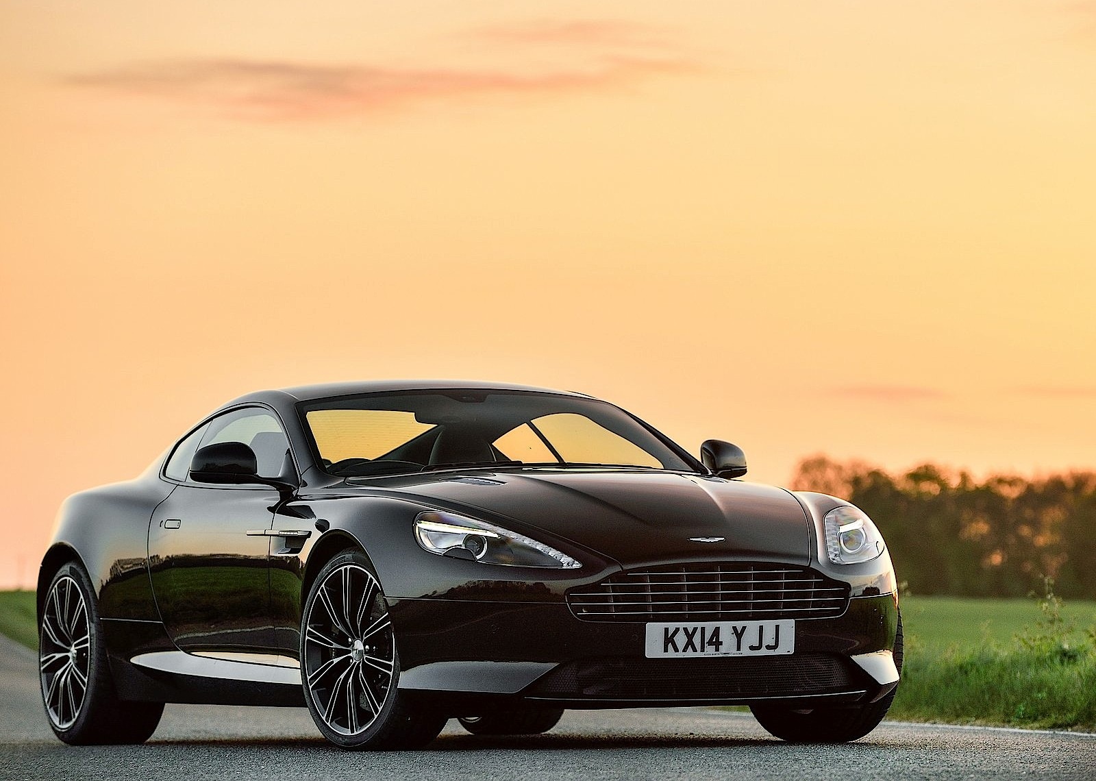 Aston Martin Db9 photo 5