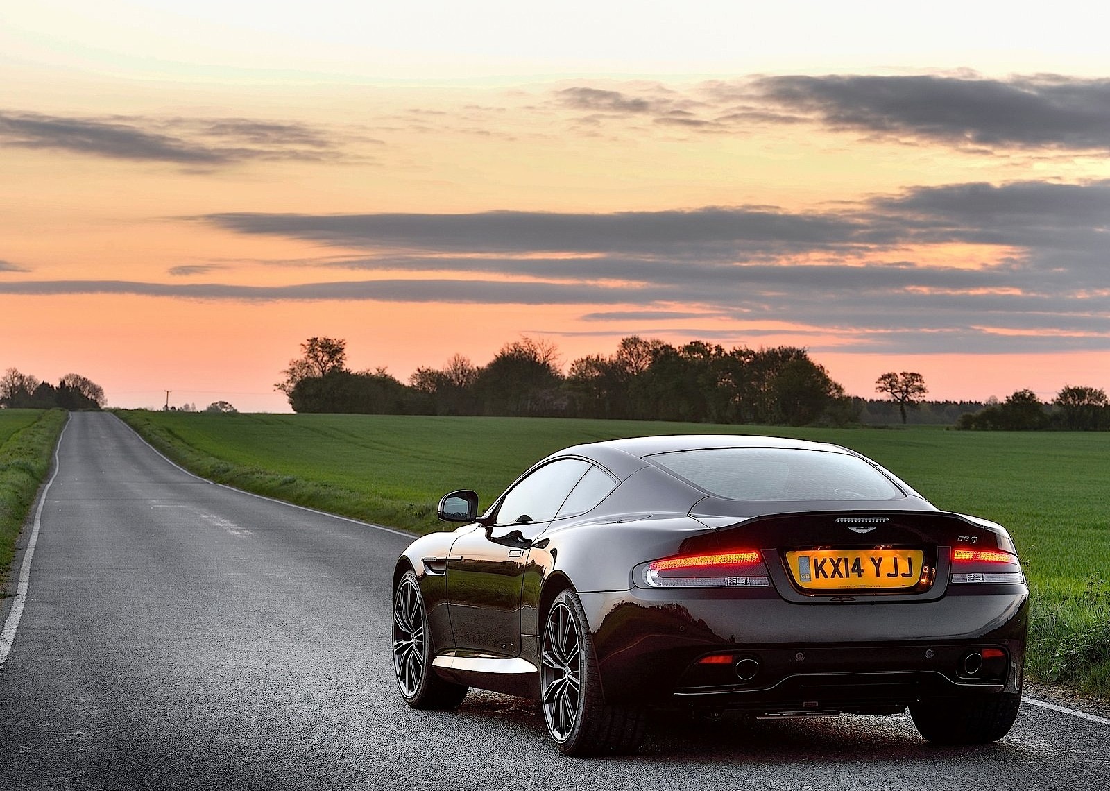 Aston Martin Db9 photo 6