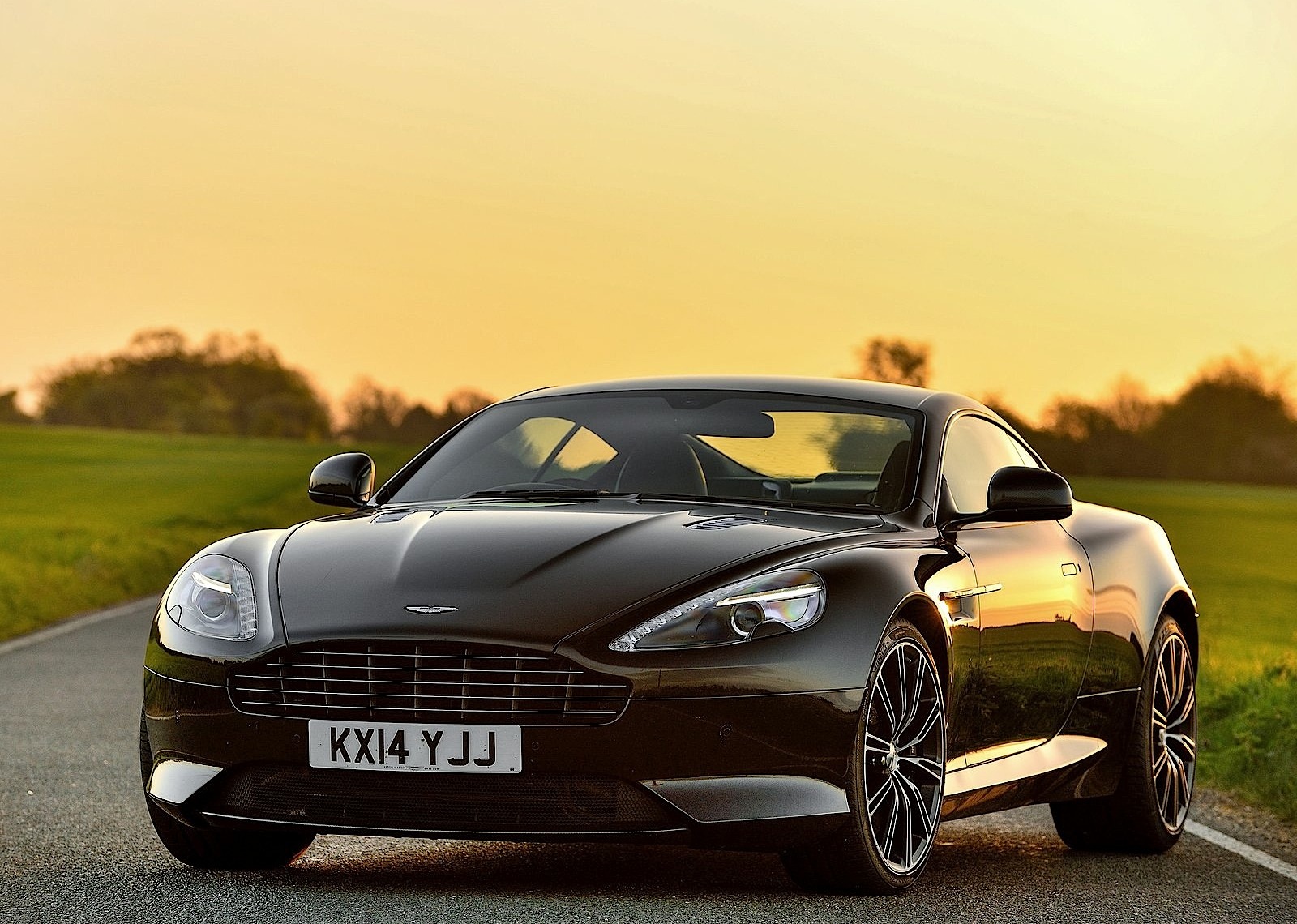 Aston Martin Db9 photo 8