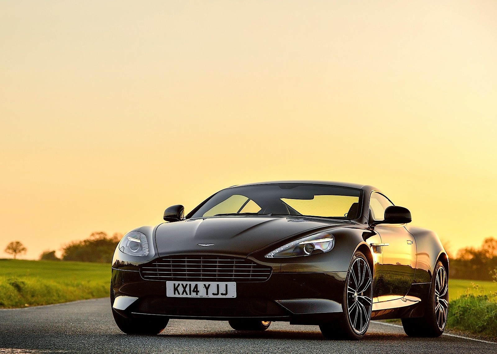 Aston Martin Db9 photo 9