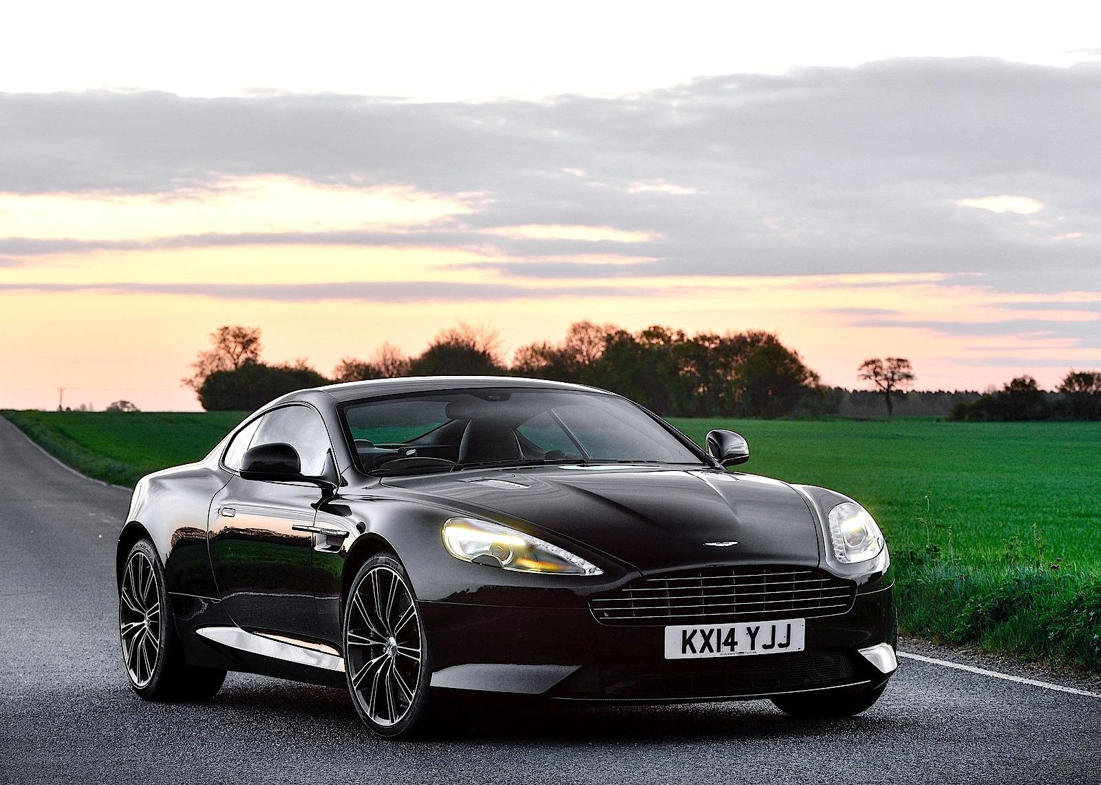Aston Martin Db9 photo 10