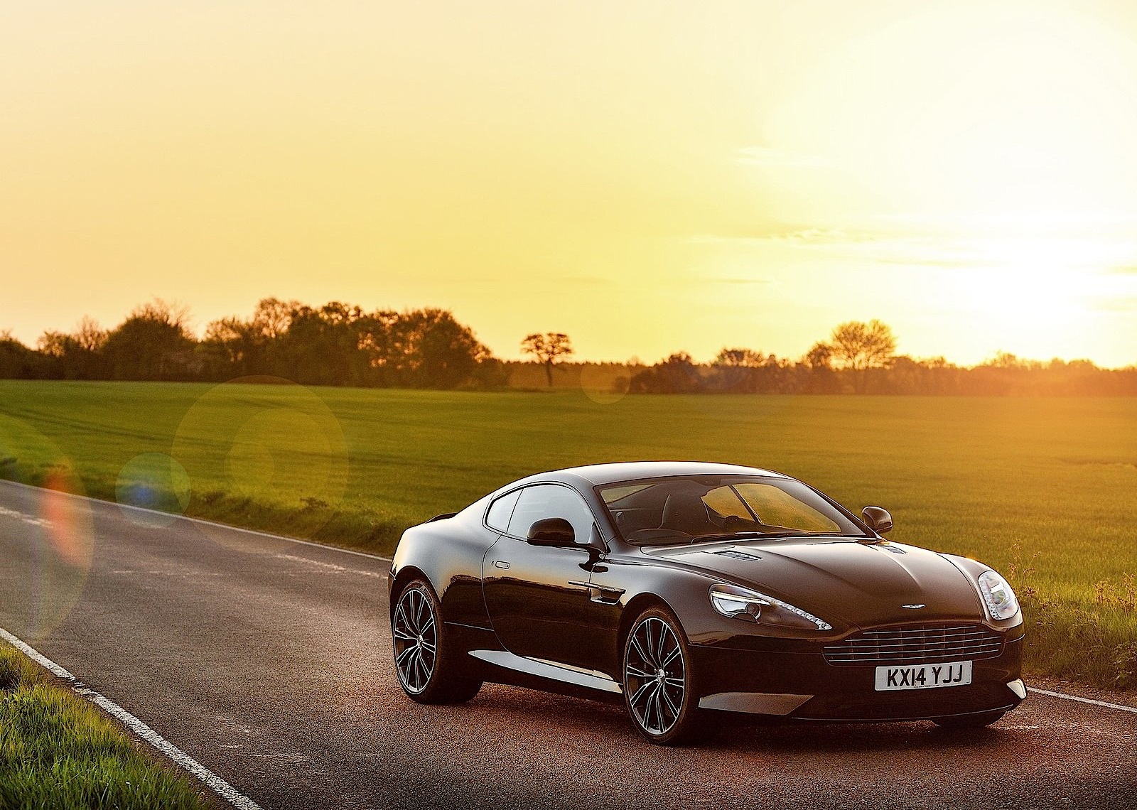 Aston Martin Db9 photo 11