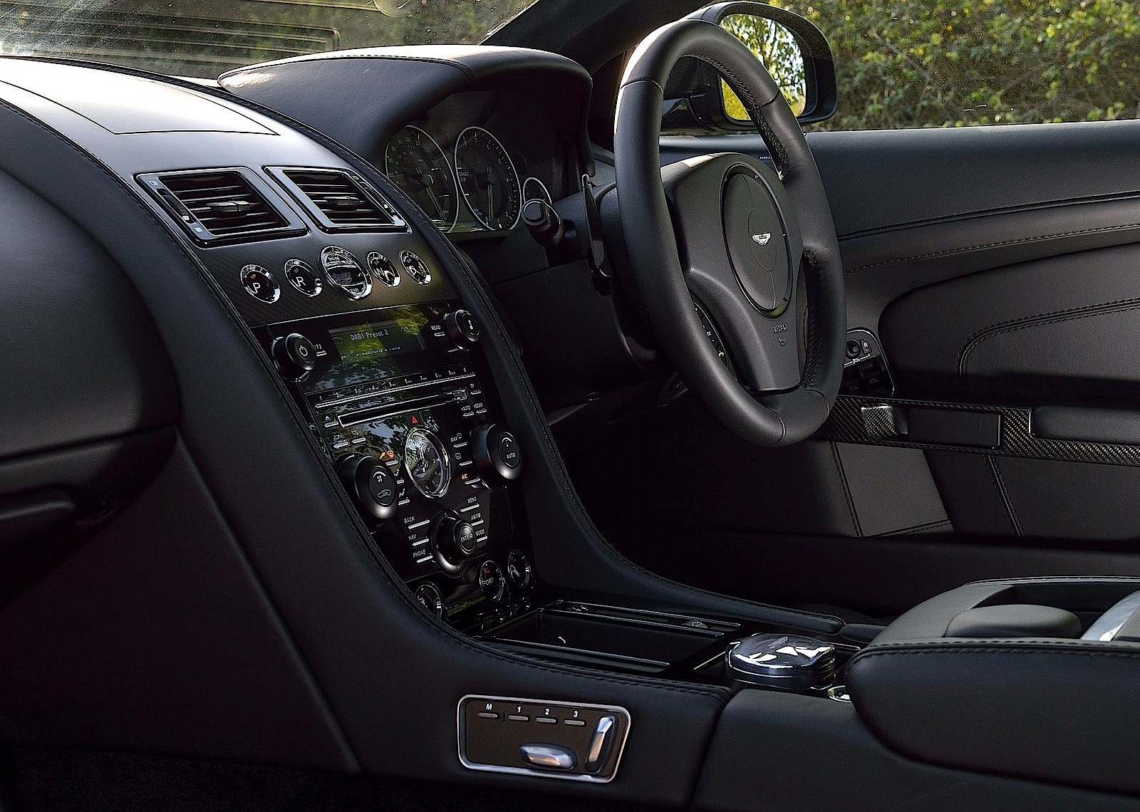 Aston Martin Db9 photo 18