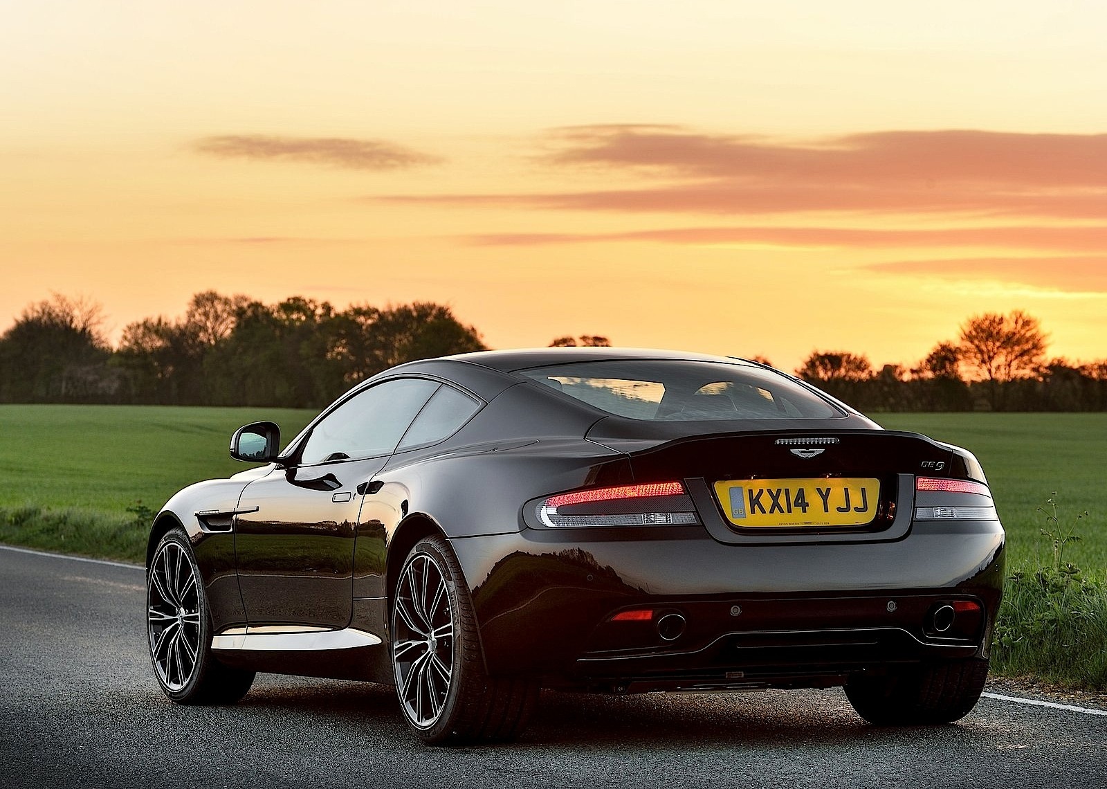 Aston Martin Db9 photo 14