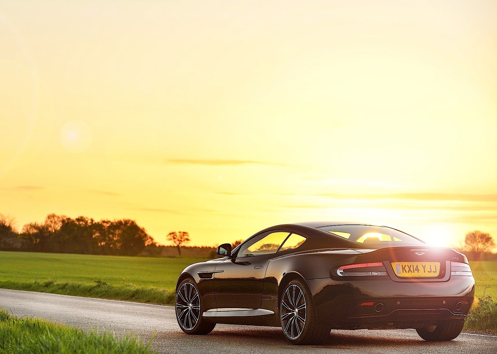 Aston Martin Db9 photo 15