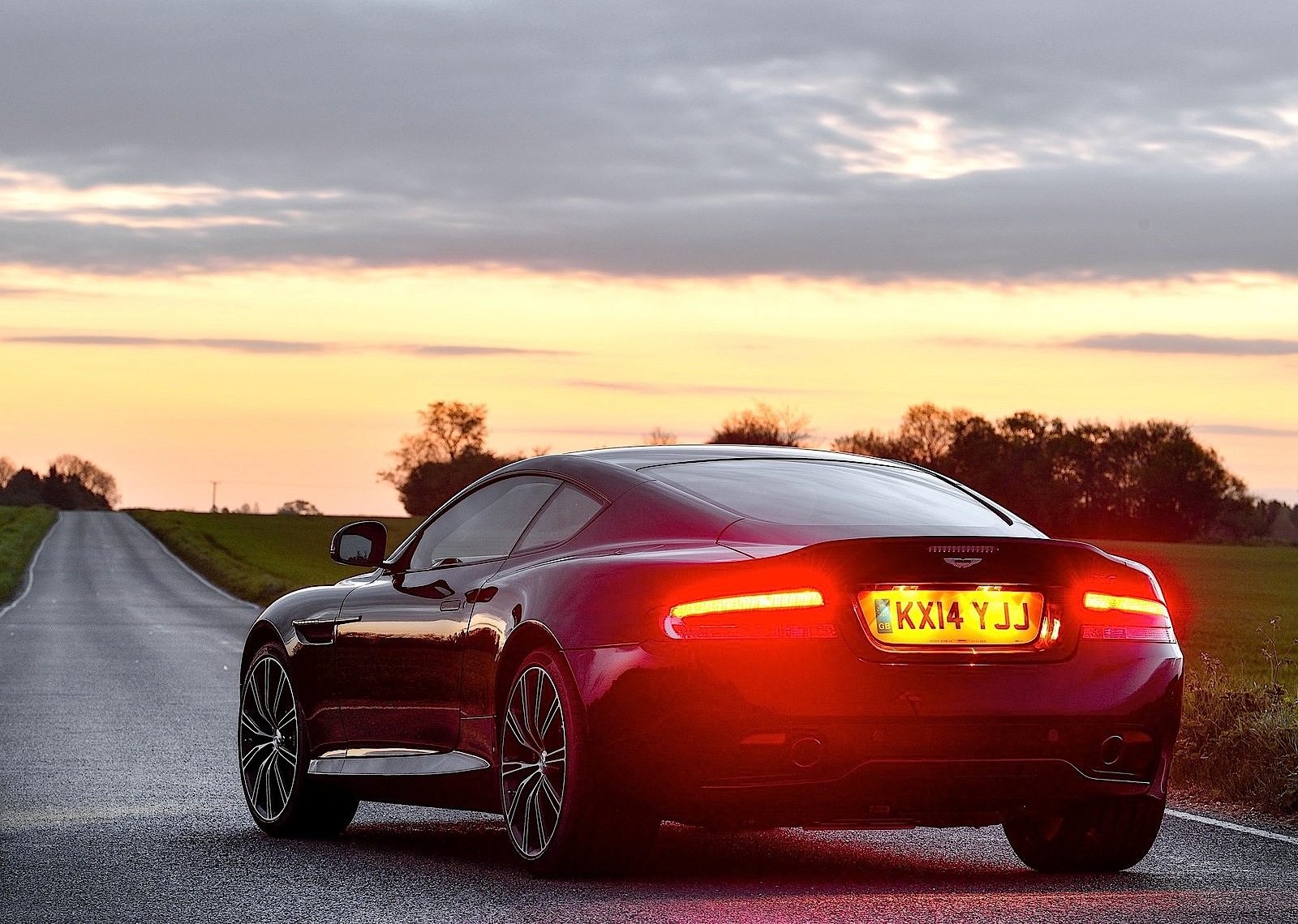 Aston Martin Db9 photo 16