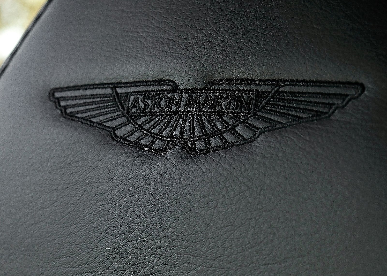 Aston Martin Db9 photo 21