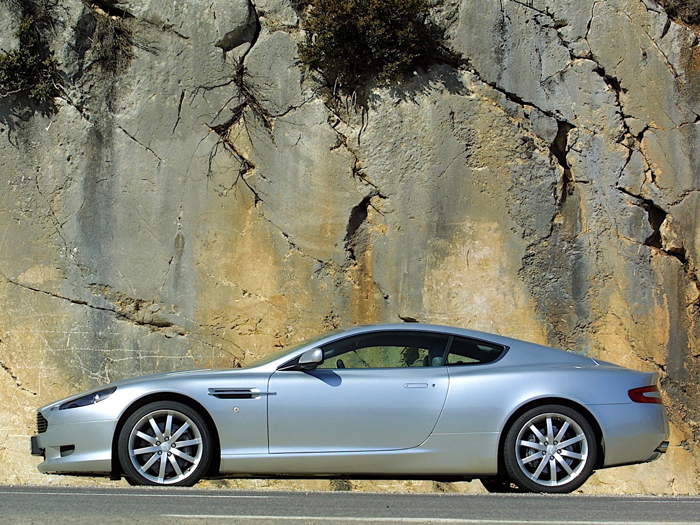 Aston Martin Db9 photo 19