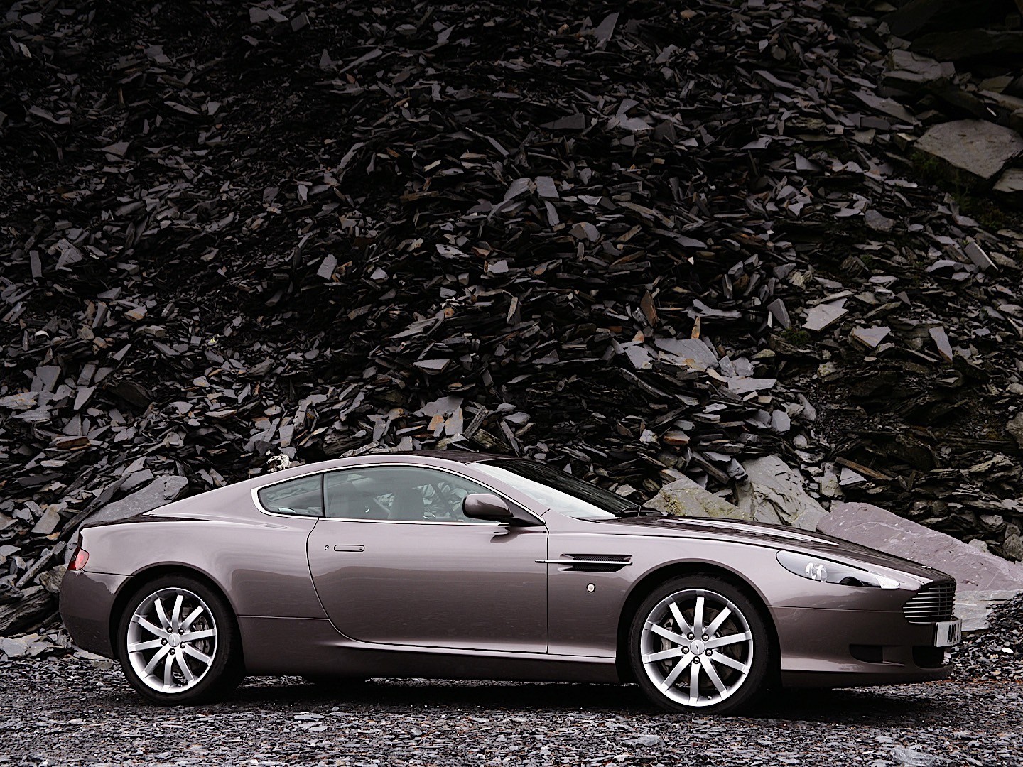 Aston Martin Db9 photo 23