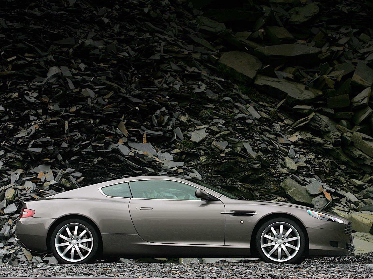 Aston Martin Db9 photo 25