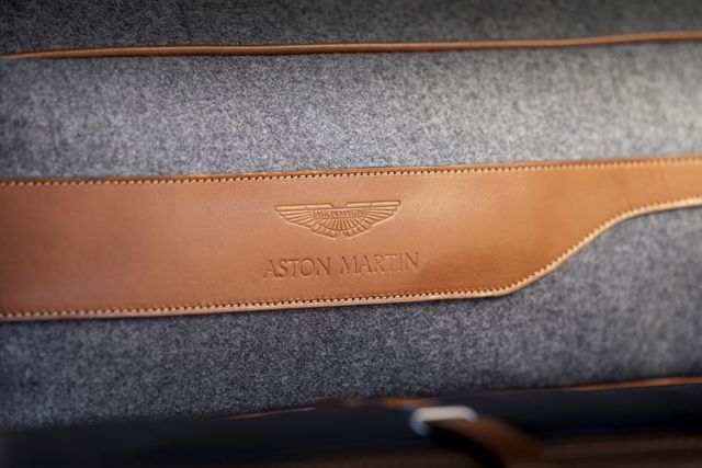 Aston Martin Dbx photo 190