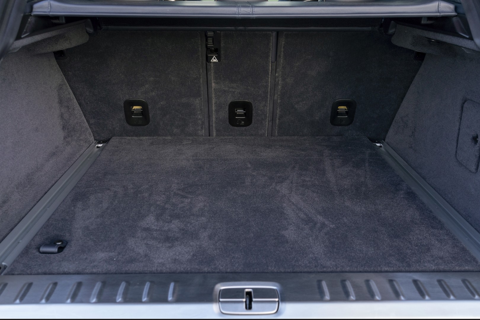 Aston Martin Dbx photo 253