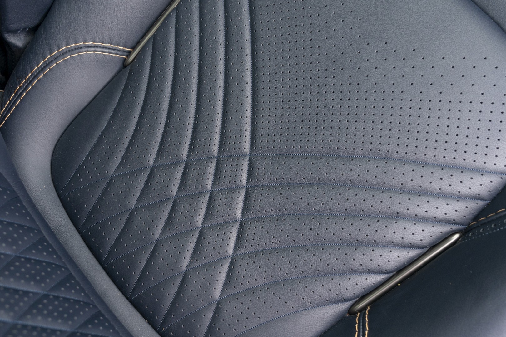 Aston Martin Dbx photo 258