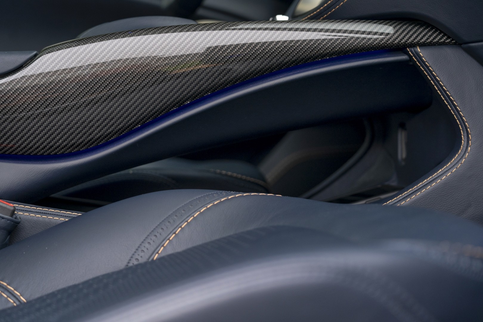 Aston Martin Dbx photo 260