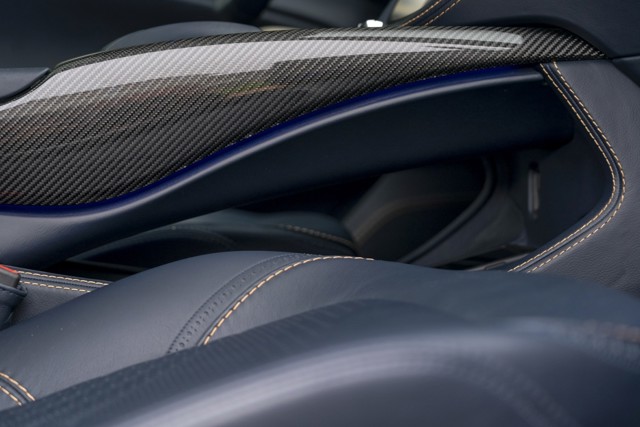 Aston Martin Dbx photo 260