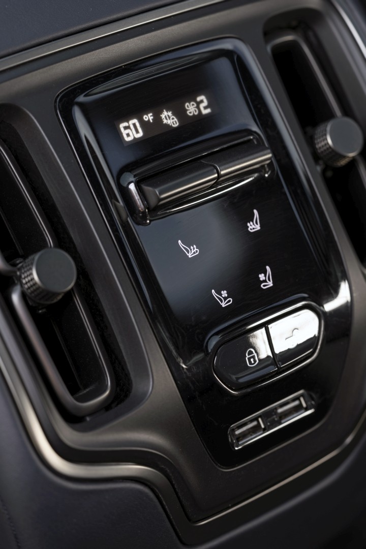 Aston Martin Dbx photo 262