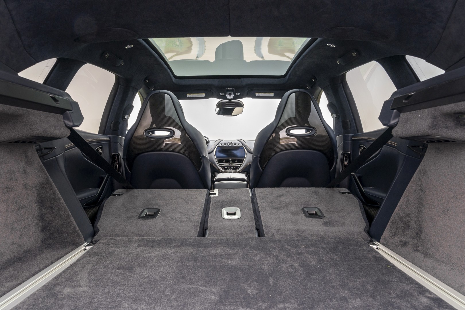 Aston Martin Dbx photo 269