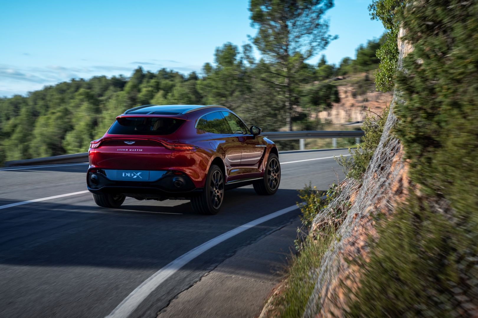 Aston Martin Dbx photo 2