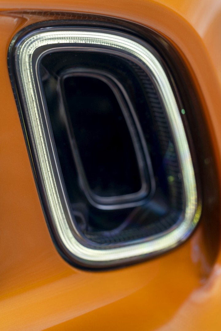 Aston Martin Dbx photo 34