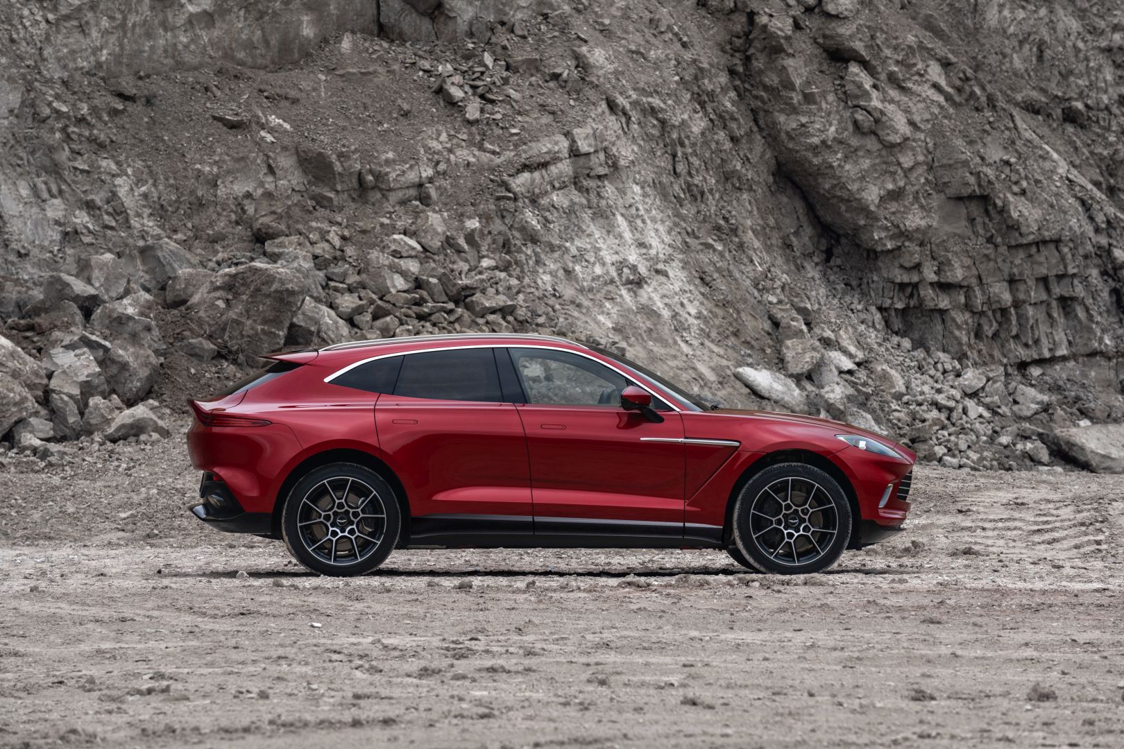 Aston Martin Dbx photo 6