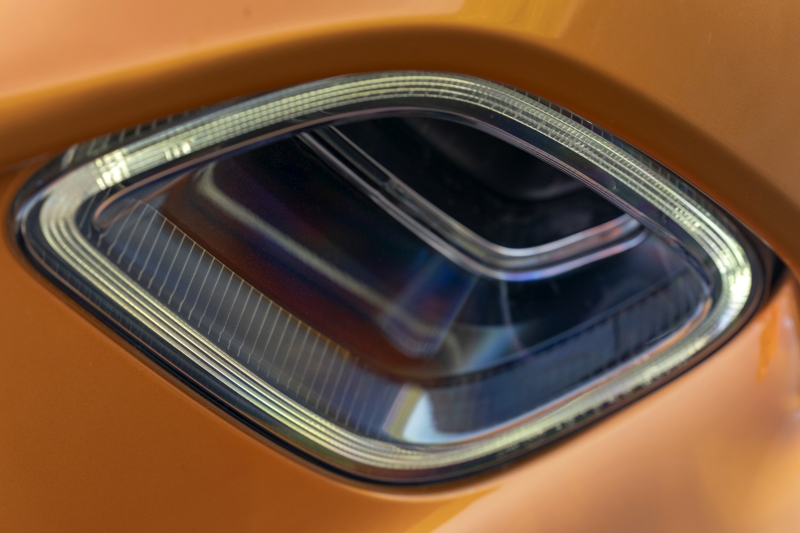 Aston Martin Dbx photo 82