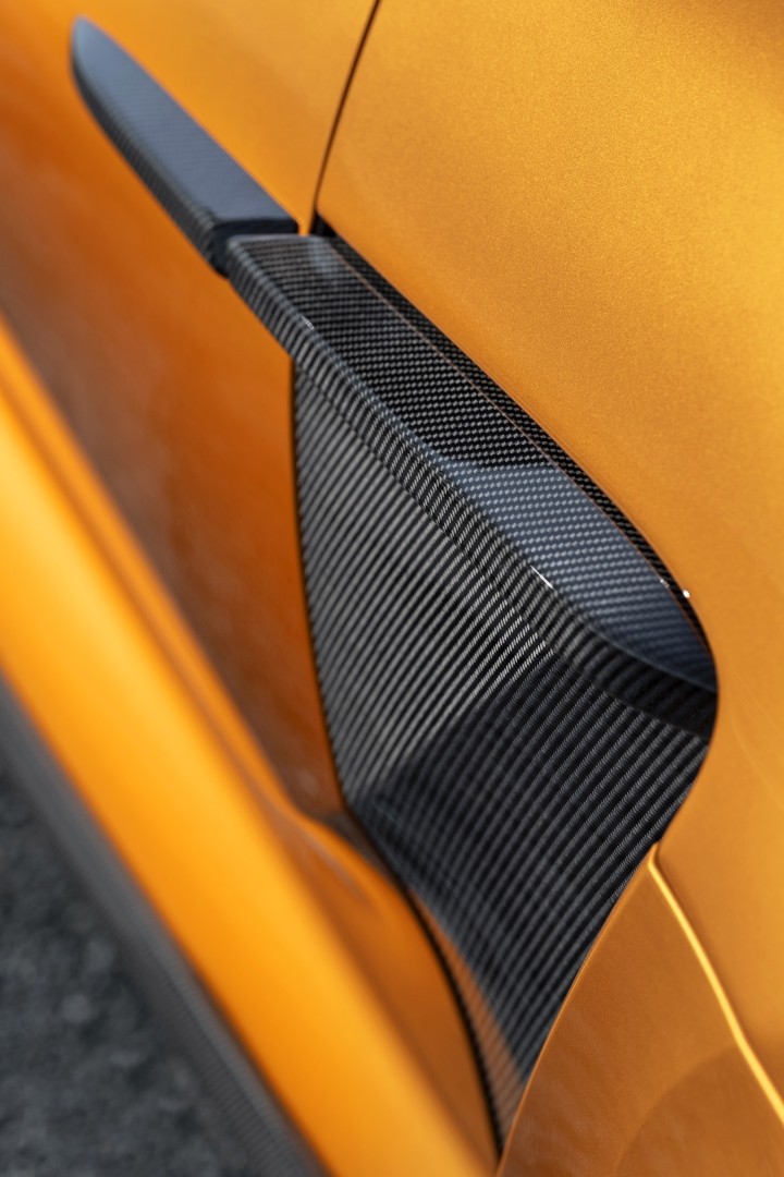 Aston Martin Dbx photo 84