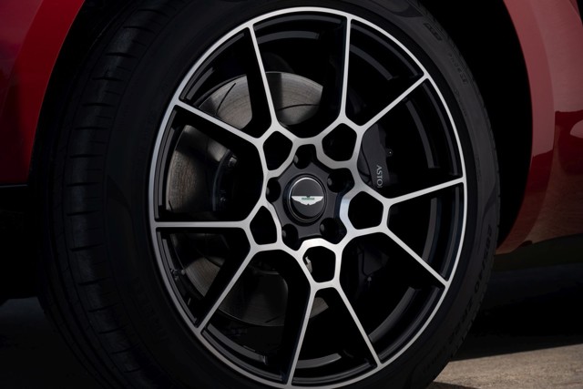 Aston Martin Dbx photo 10