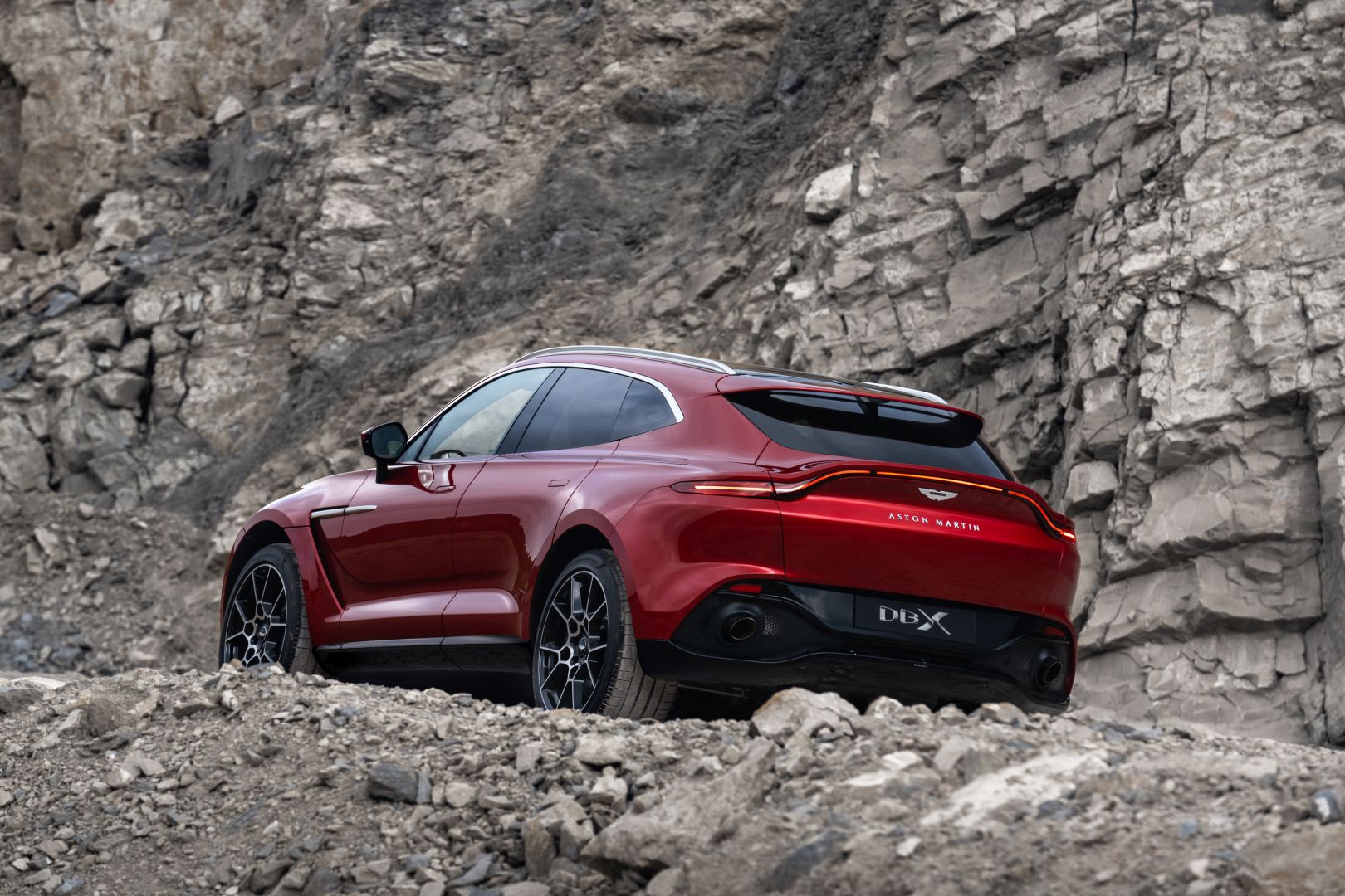 Aston Martin Dbx photo 12