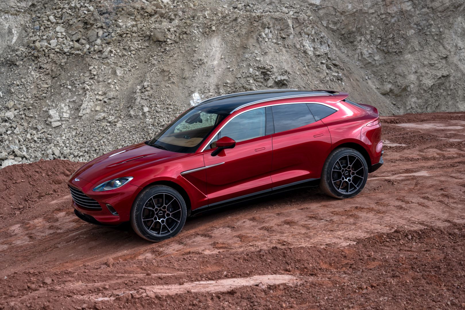 Aston Martin Dbx photo 14