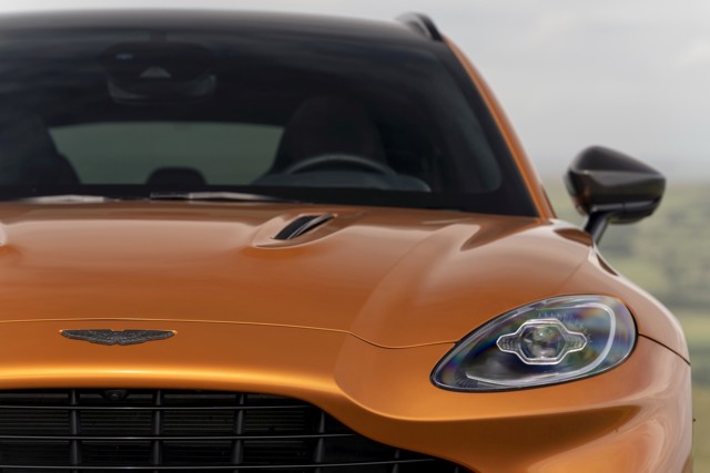 Aston Martin Dbx photo 152