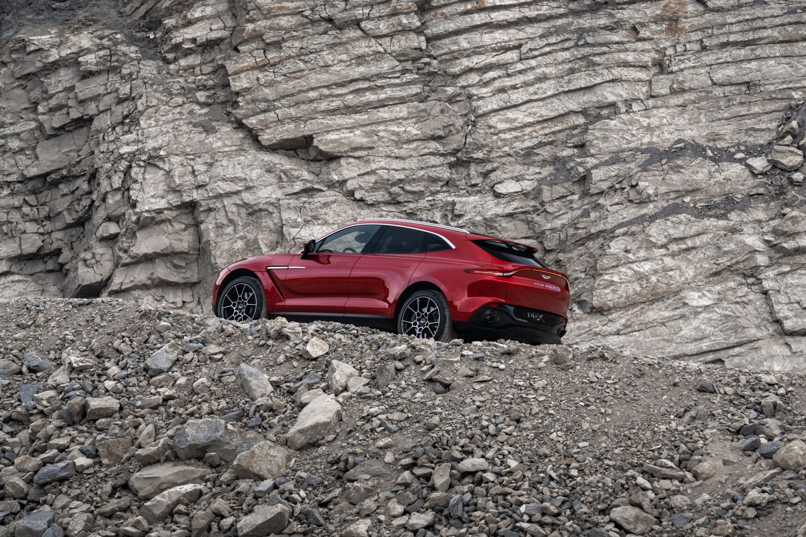 Aston Martin Dbx photo 15
