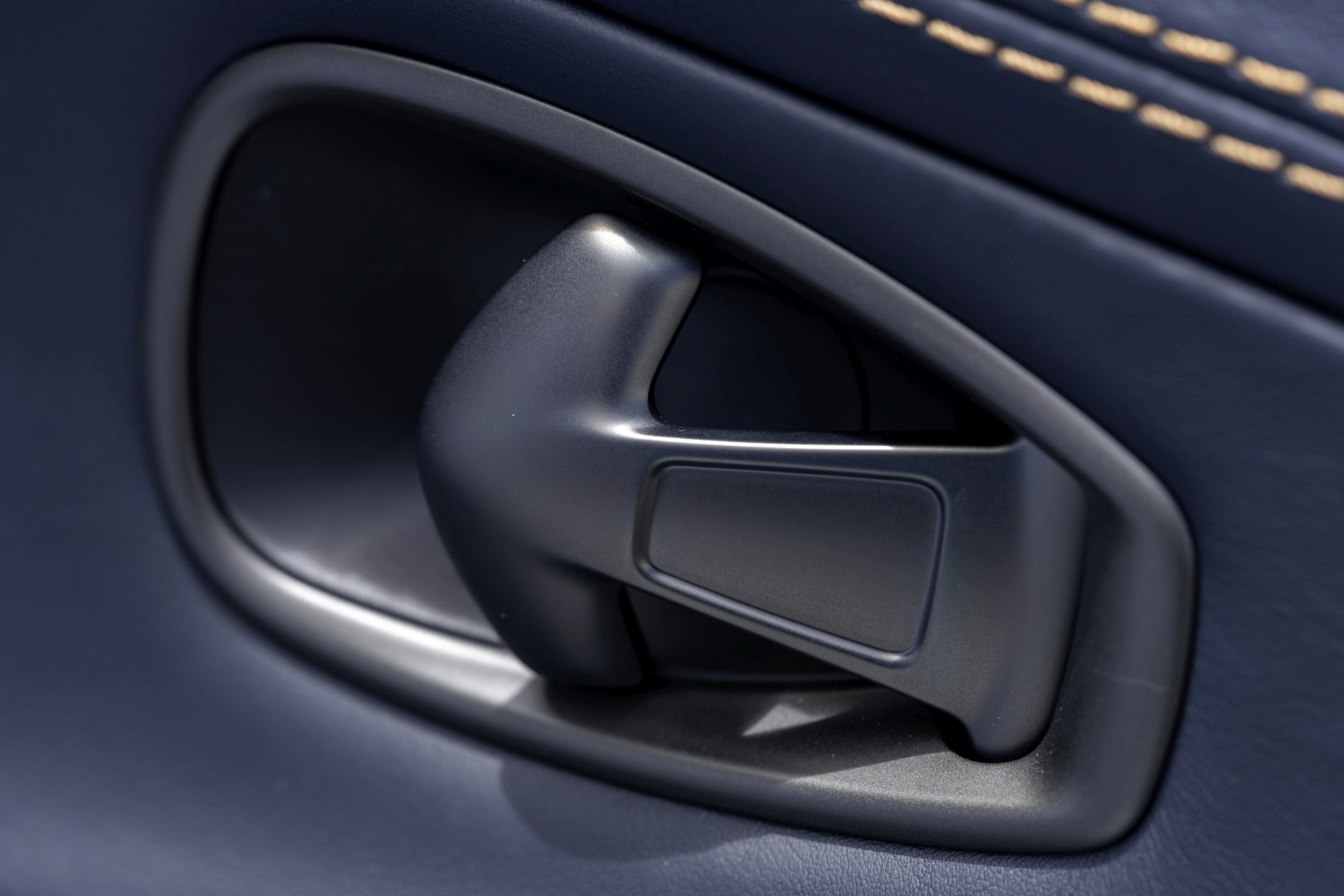 Aston Martin Dbx photo 195