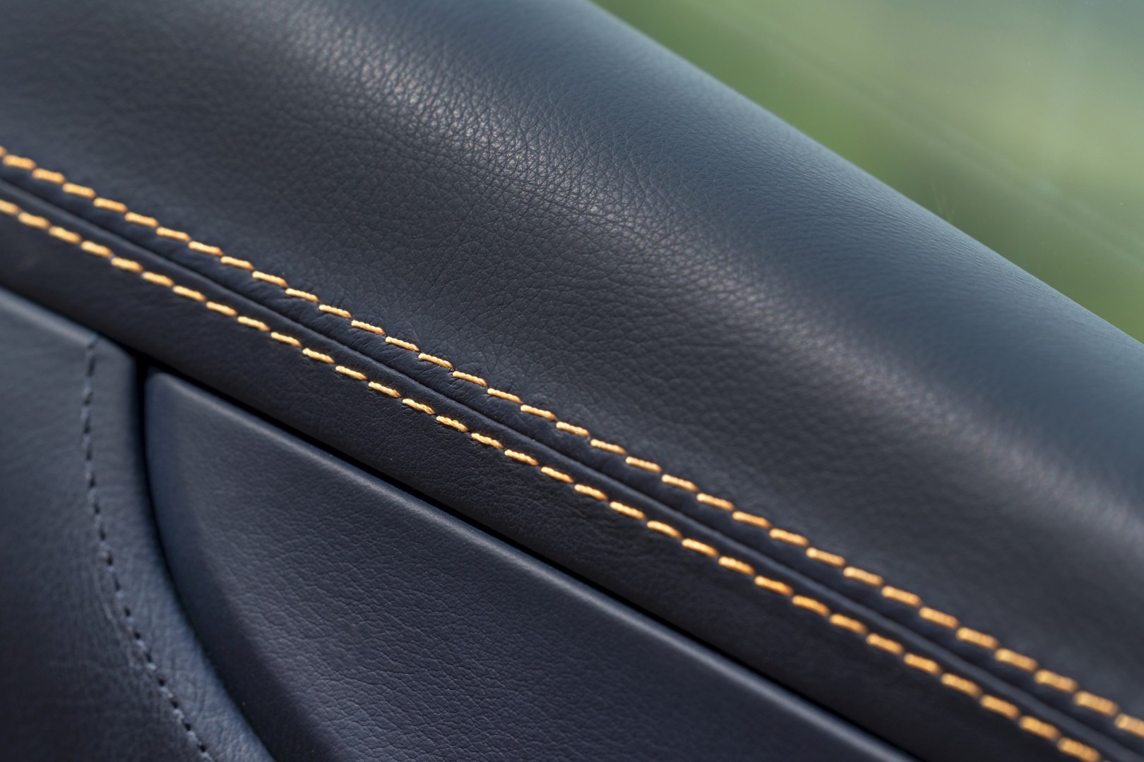 Aston Martin Dbx photo 198