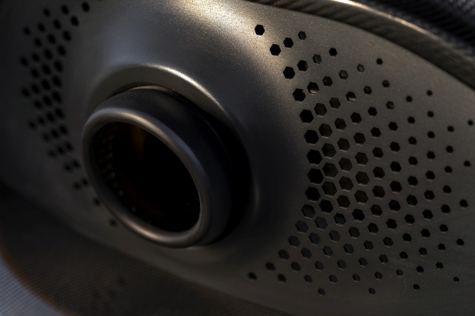 Aston Martin Dbx photo 210