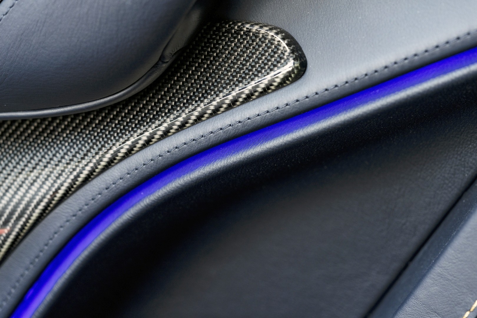 Aston Martin Dbx photo 214