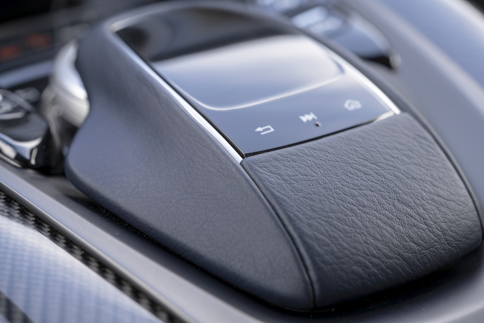 Aston Martin Dbx photo 222