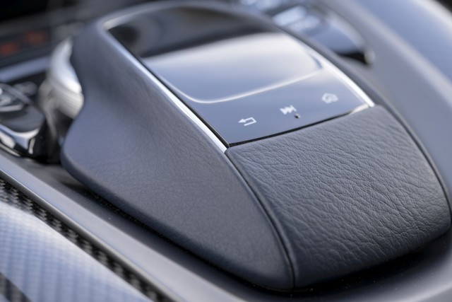 Aston Martin Dbx photo 222