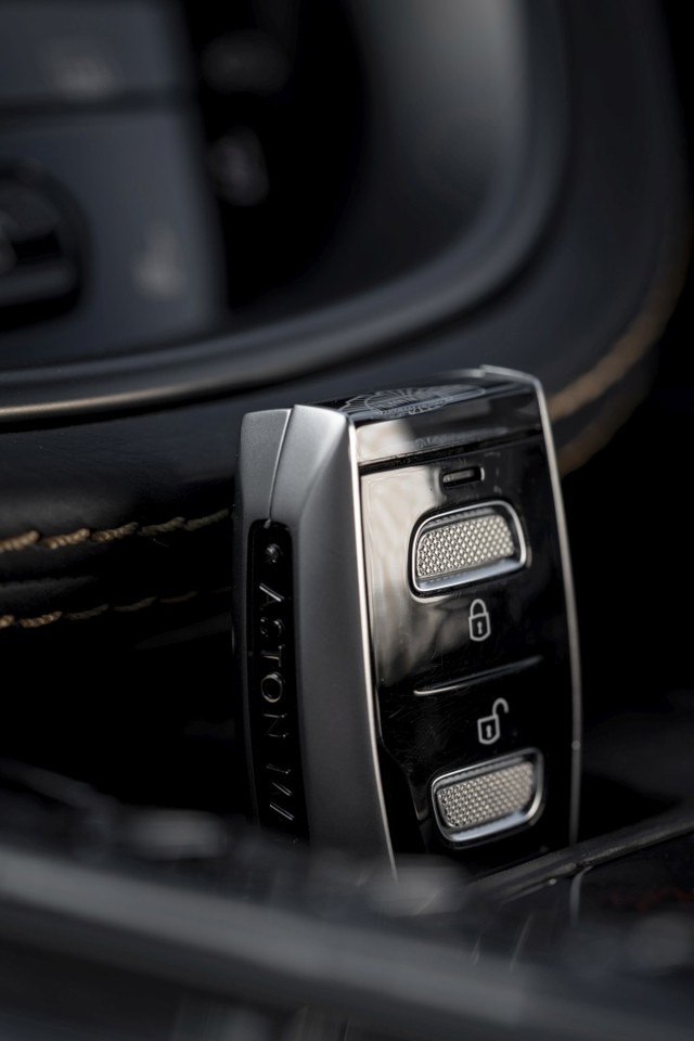 Aston Martin Dbx photo 230