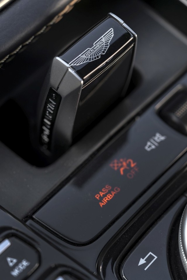 Aston Martin Dbx photo 231