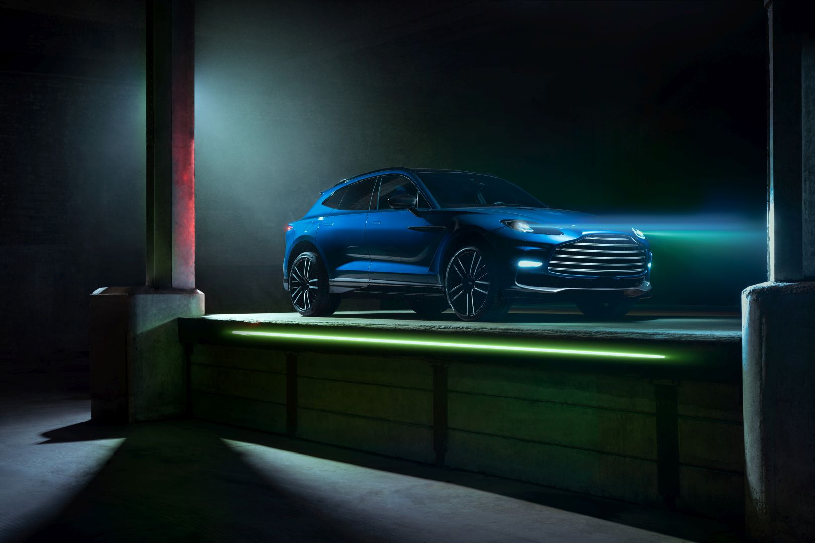 Aston Martin Dbx photo 16