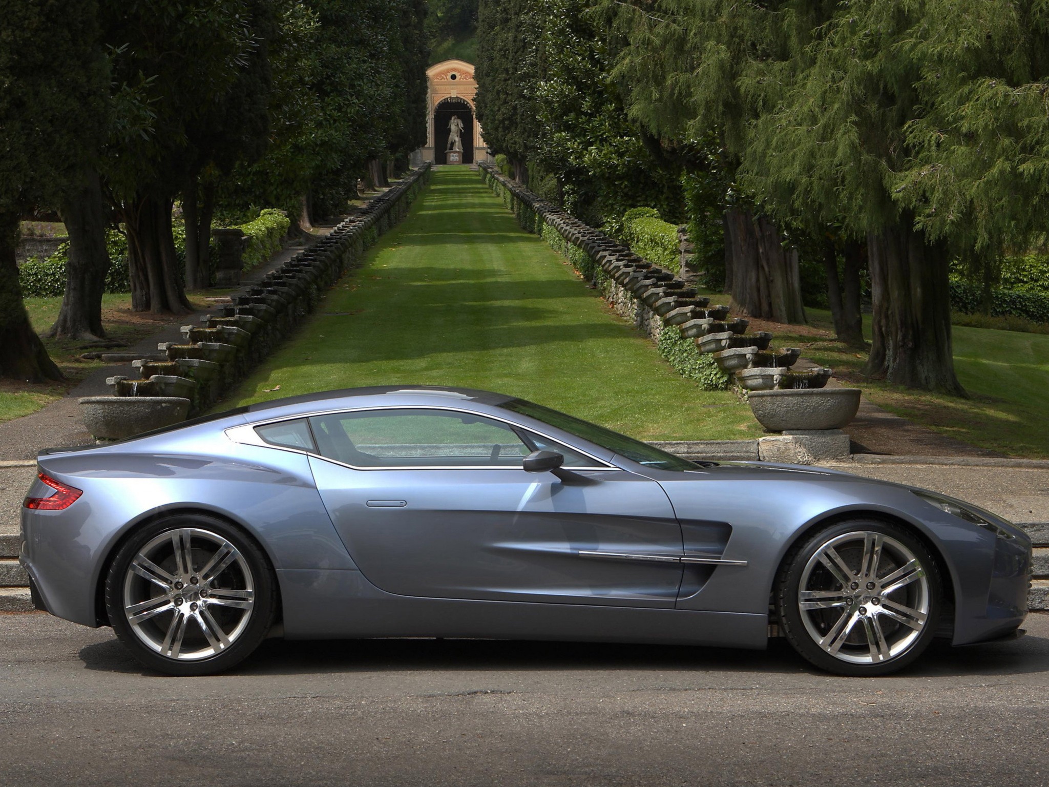 Aston Martin One-77 photo 35