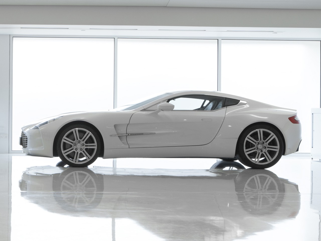 Aston Martin One-77 photo 38