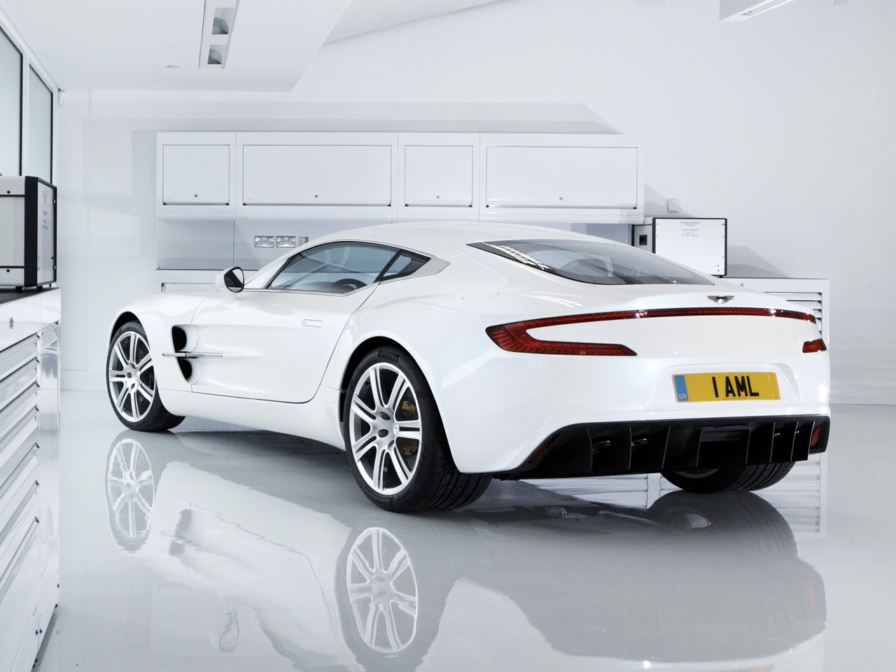 Aston Martin One-77 photo 39