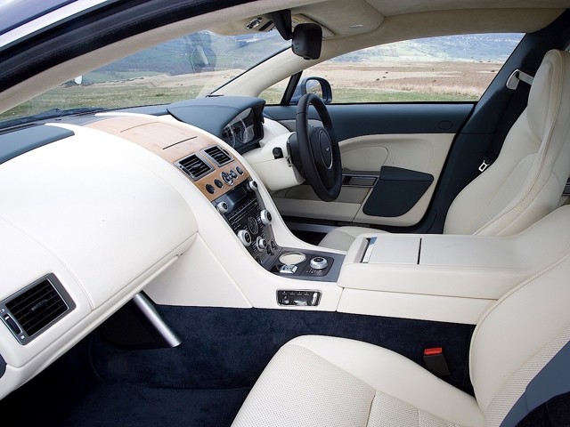 Aston Martin Rapide photo 37