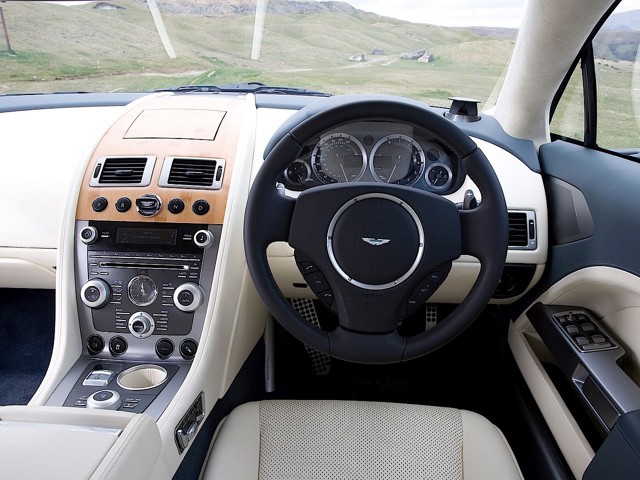 Aston Martin Rapide photo 40