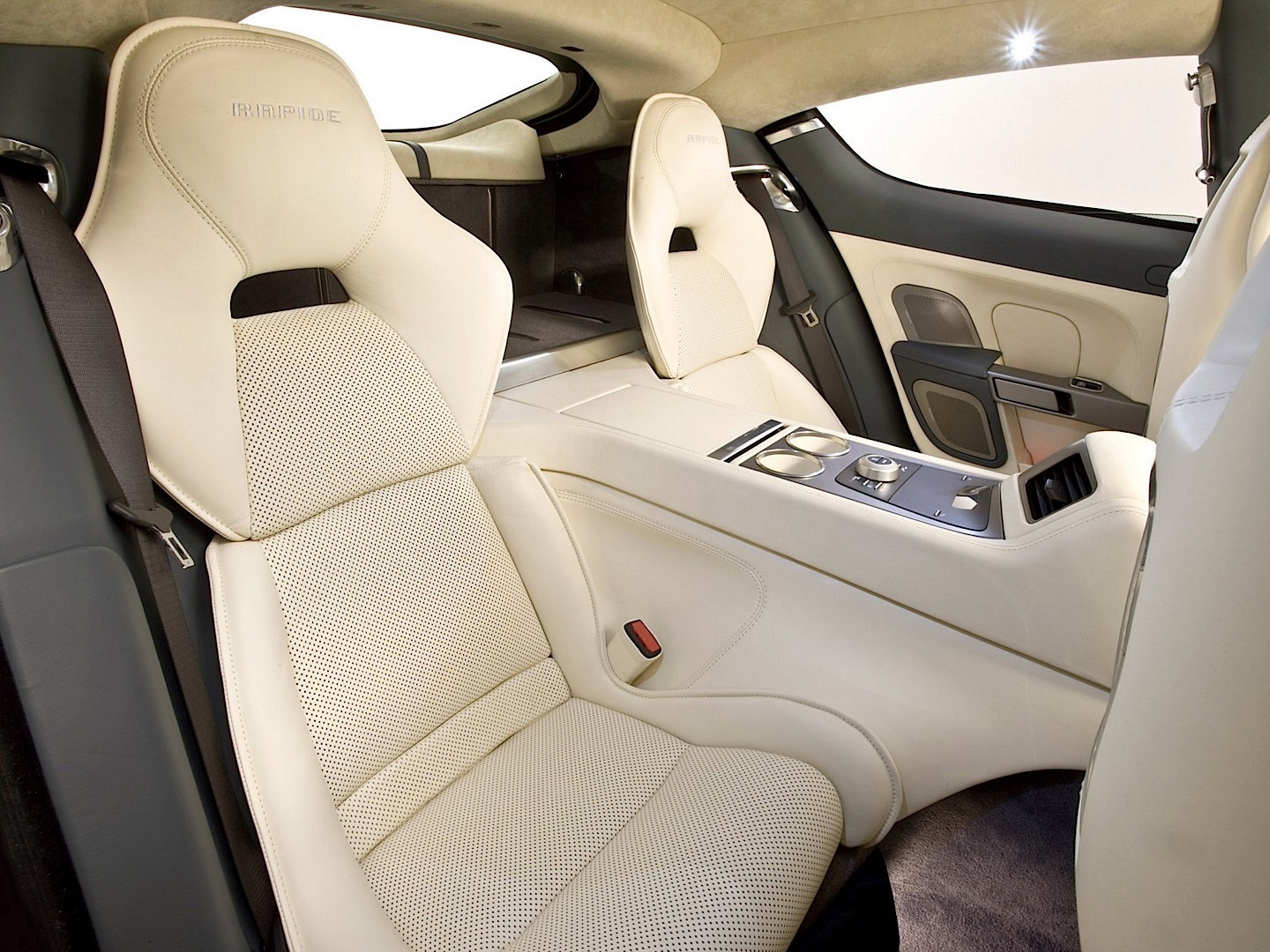 Aston Martin Rapide photo 41