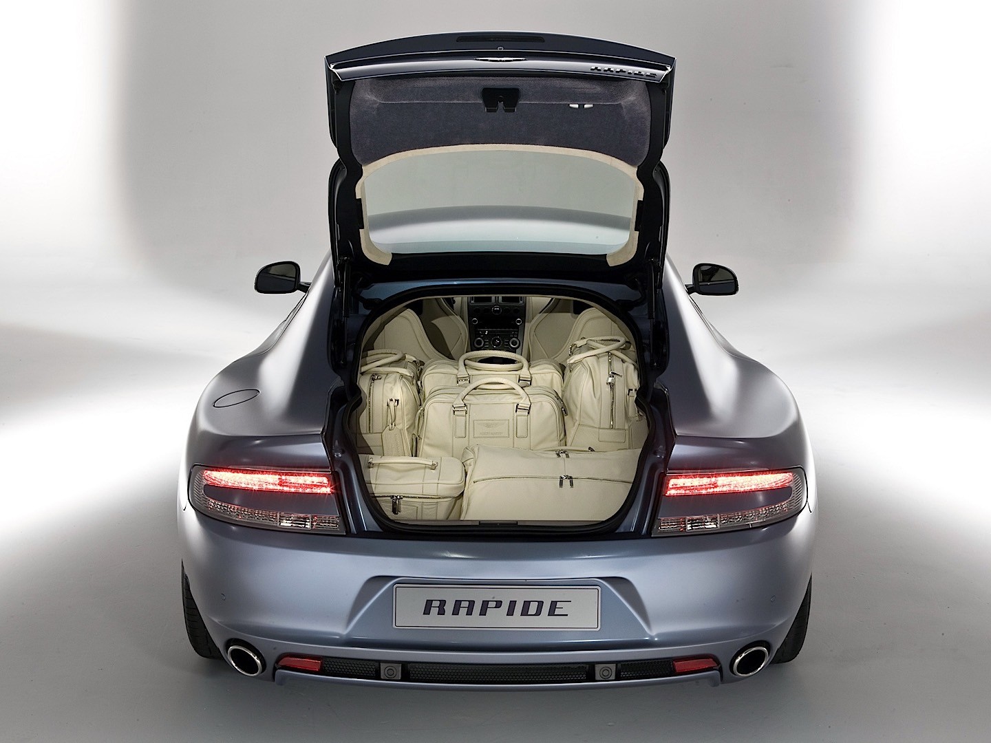 Aston Martin Rapide photo 44