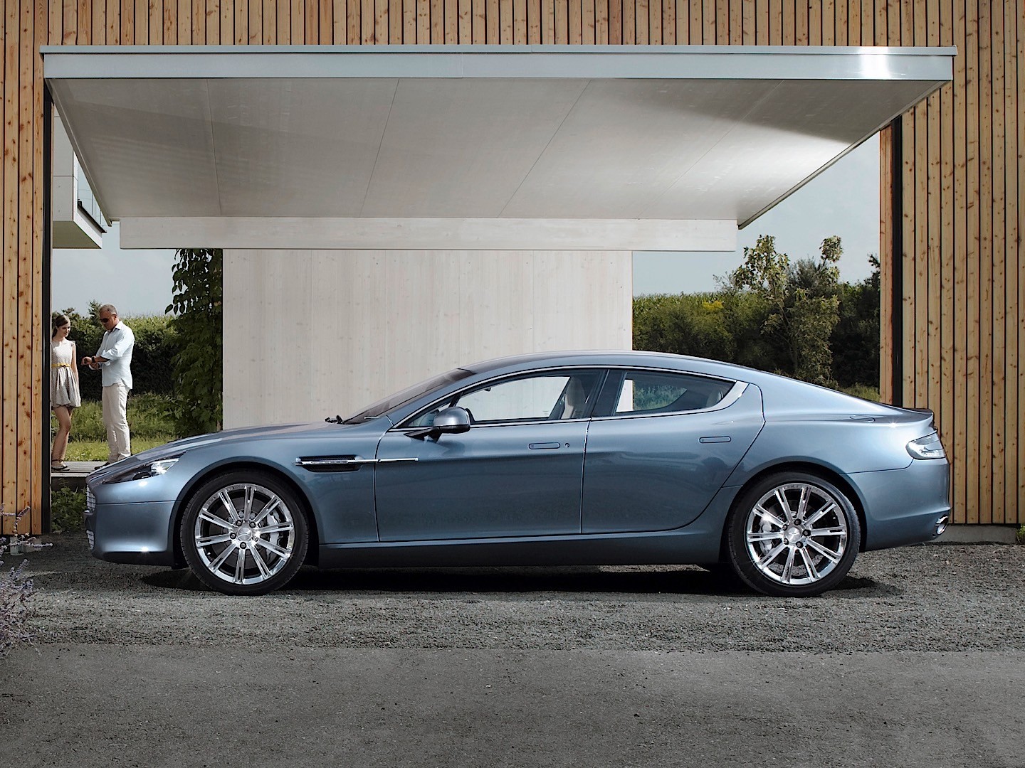 Aston Martin Rapide photo 8